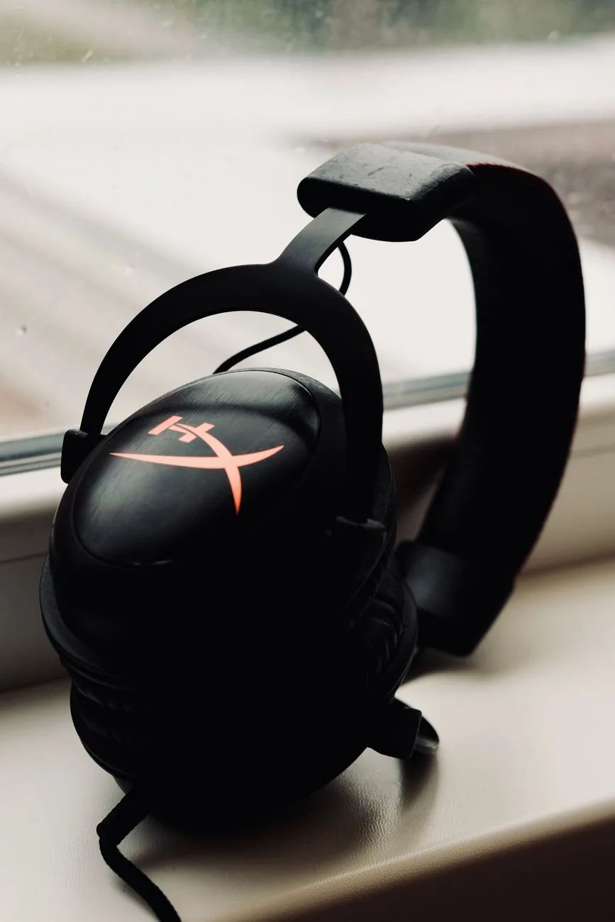 czarny zestaw słuchawkowy leżący na parapecie — Sony WH-1000XM5 a zakres naszego serwisu — czym zajmujemy się zamiast