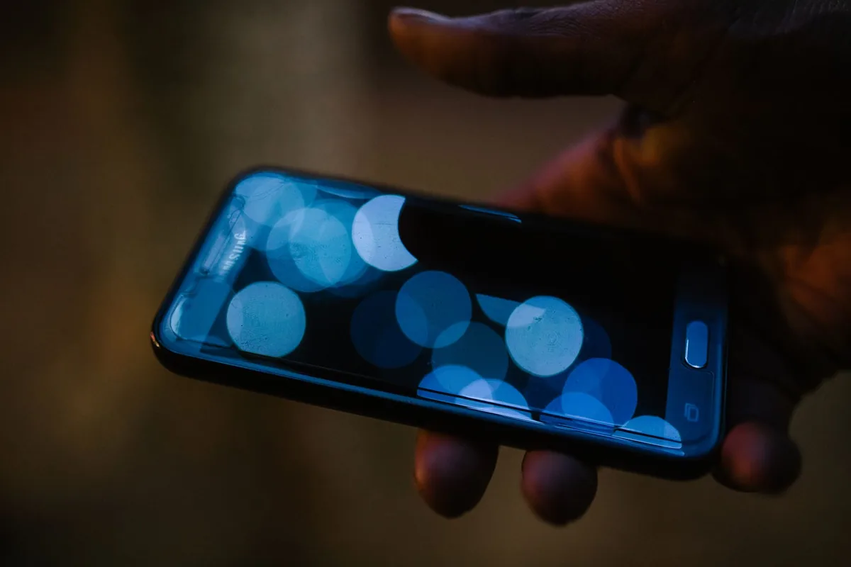dłoń trzymająca telefon komórkowy ze świecącym ekranem — Sony Xperia 1 IV w zgłoszeniu — jak odpowiadamy i co radzimy