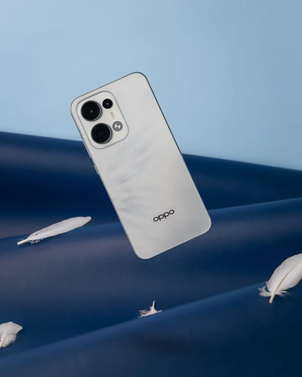 telefon komórkowy na niebieskim tle z unoszącymi się piórami — Sony Xperia 10 — czego przy tym sprzęcie nie zrobimy