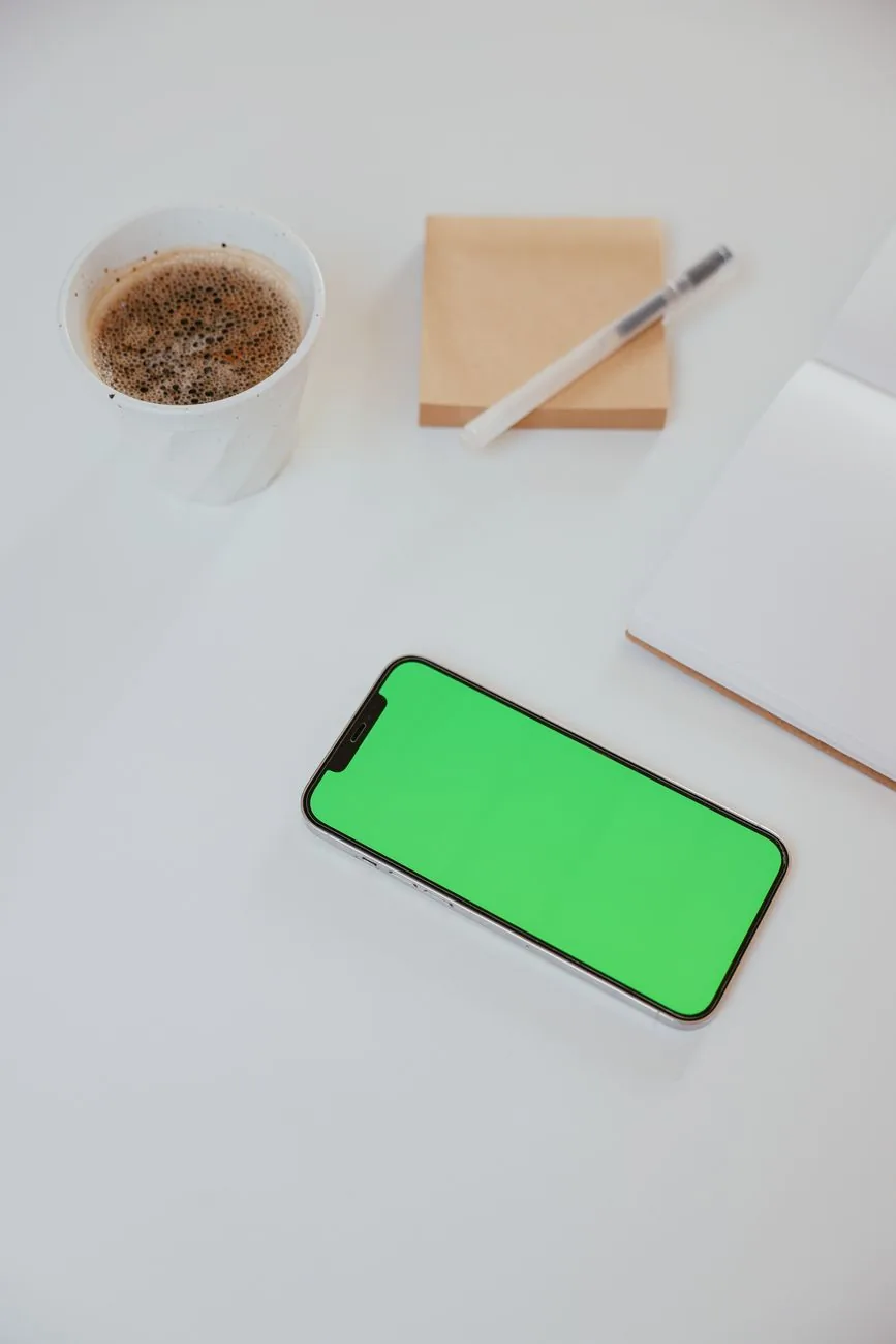 telefon komórkowy obok filiżanki kawy i notesu na minimalistycznym biurku — Sony Xperia 5 II a zakres naszego serwisu — czym zajmujemy się zamiast