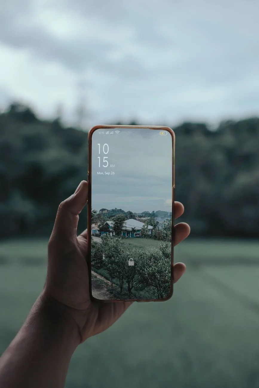 telefon trzymany w dłoni w otoczeniu przyrody — Sony Xperia L4 poza naszym warsztatem — gdzie szukać pomocy