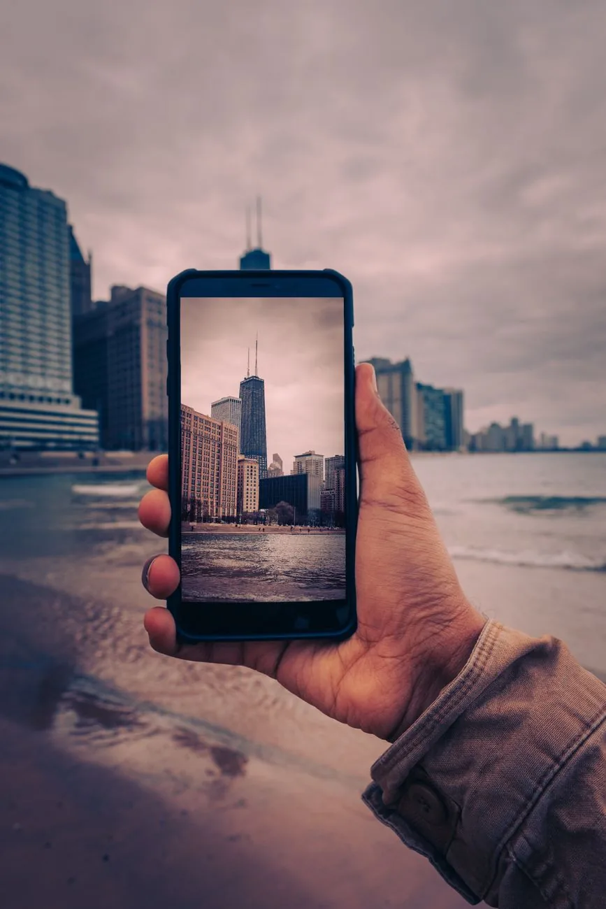 dłoń trzymająca telefon komórkowy przy plaży — Sony Xperia XZ1 w zgłoszeniu — jak odpowiadamy i co radzimy
