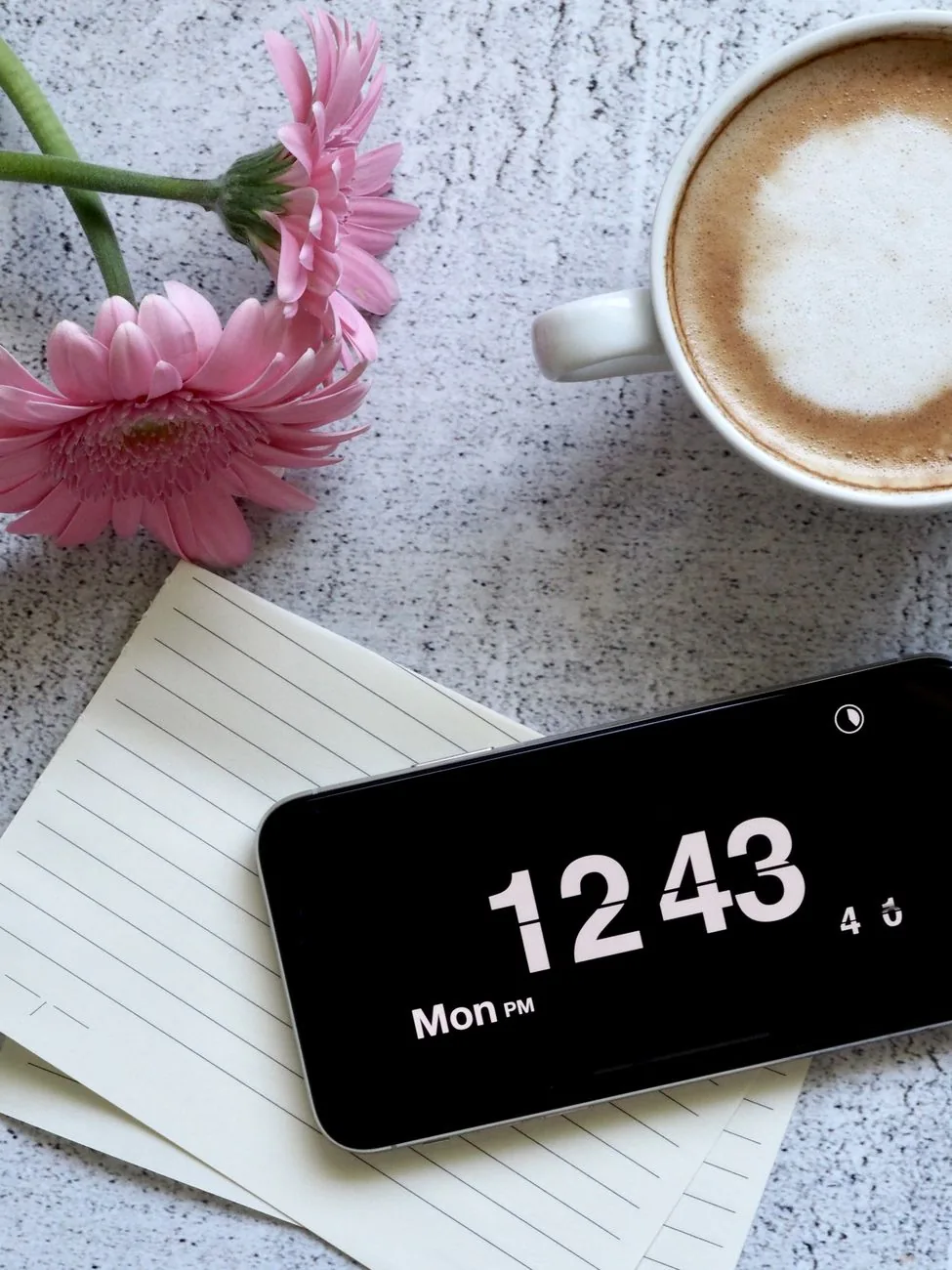 kawa latte, różowe kwiaty i smartfon na biurku — Sony Xperia XZ3 a zakres naszego serwisu — czym zajmujemy się zamiast