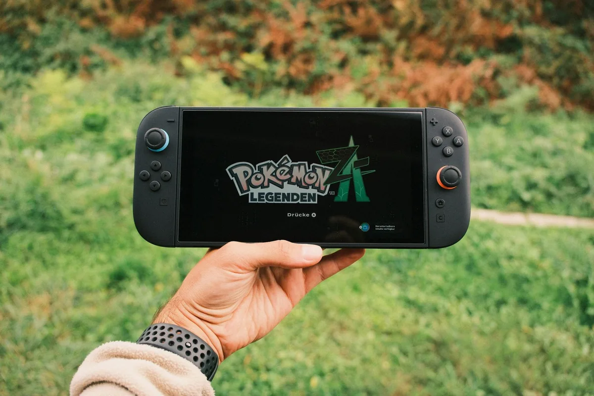 dłoń trzymająca przenośną konsolę z grą na zewnątrz — Steam Deck LCD w zgłoszeniu — jak odpowiadamy i co radzimy