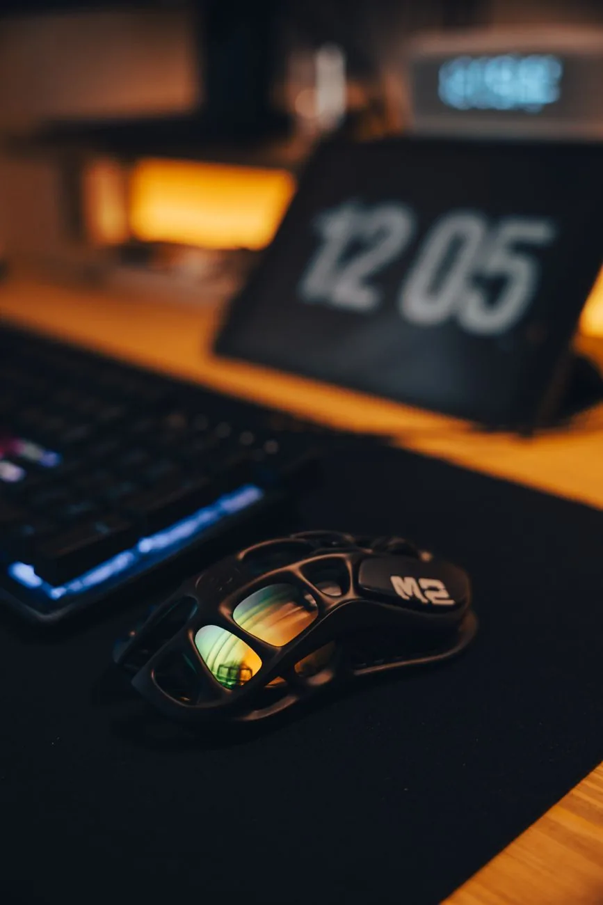 futurystyczna mysz i klawiatura na biurku z podświetleniem RGB — SteelSeries Aerox 3 a zakres naszego serwisu — czym zajmujemy się zamiast
