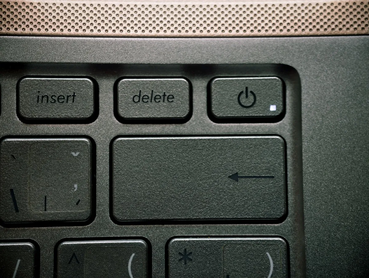 klawisze strzałek i funkcyjne klawiatury komputerowej — SteelSeries Apex 3 a zakres naszego serwisu — czym zajmujemy się zamiast