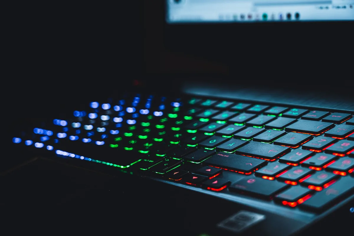 podświetlana klawiatura gamingowa z bliska — SteelSeries Apex 7 a zakres naszego serwisu — czym zajmujemy się zamiast