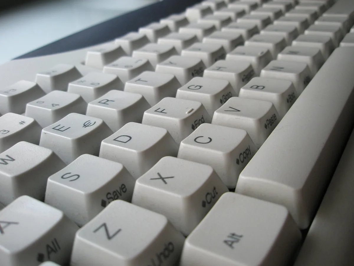 klawisze klawiatury komputerowej — SteelSeries Apex 9 TKL poza naszym warsztatem — gdzie szukać pomocy
