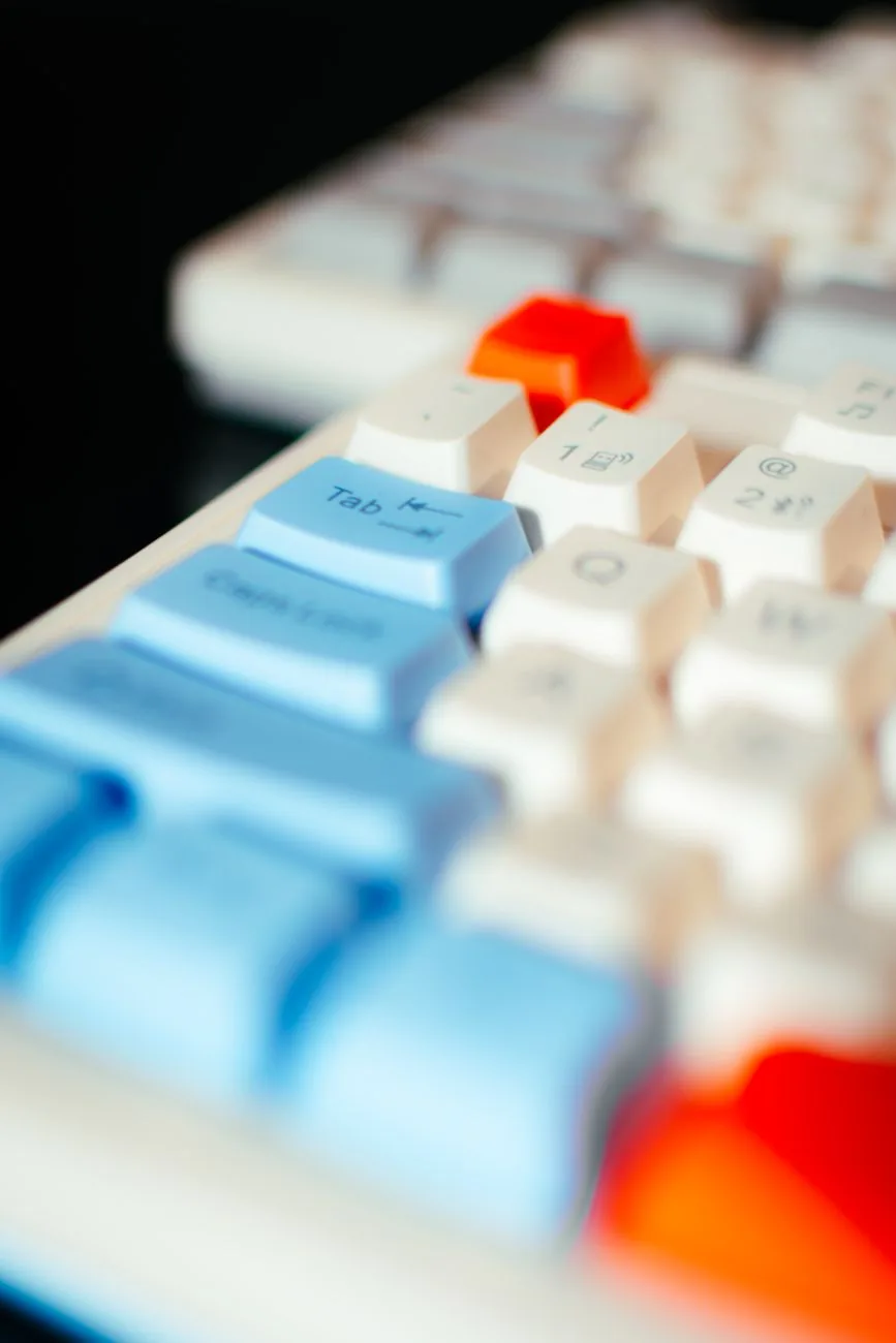 kolorowe klawisze nowoczesnej klawiatury komputerowej — SteelSeries Apex M750 — czego przy tym sprzęcie nie zrobimy