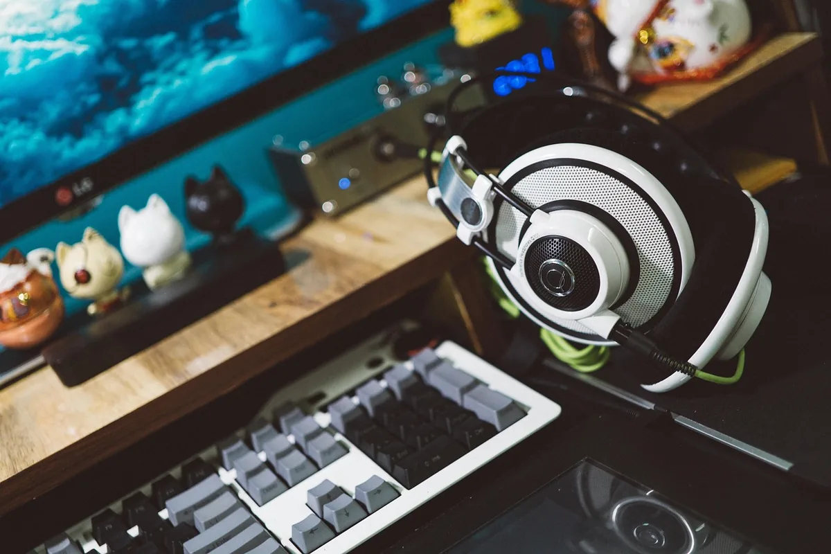 zestaw słuchawkowy wśród akcesoriów elektronicznych — SteelSeries Arctis 5 poza naszym warsztatem — gdzie szukać pomocy