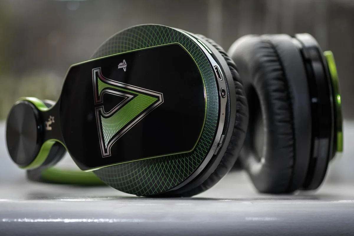 słuchawki audio w nowoczesnym stylu — SteelSeries Arctis 7+ w zgłoszeniu — jak odpowiadamy i co radzimy