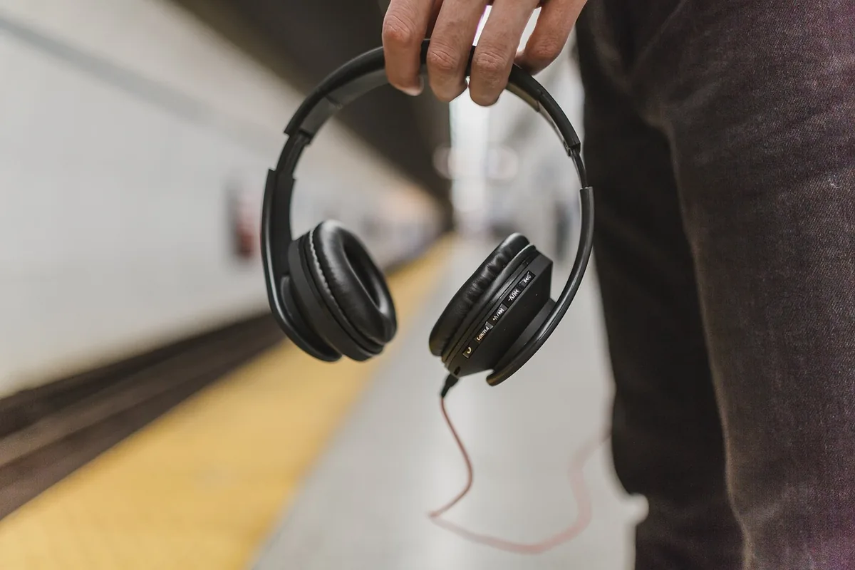 czarny zestaw słuchawkowy z nausznikami — SteelSeries Arctis 9 poza naszym warsztatem — gdzie szukać pomocy