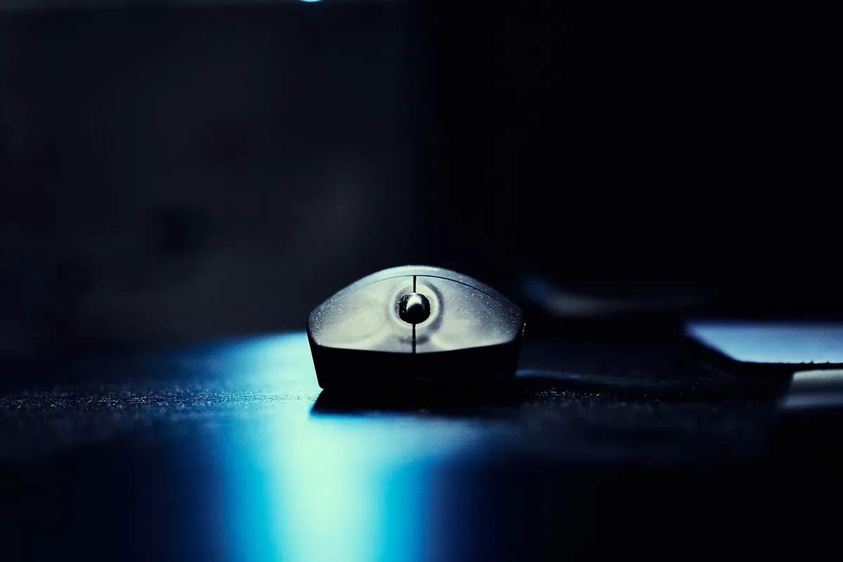mysz komputerowa na biurku — SteelSeries Sensei Ten — czego przy tym sprzęcie nie zrobimy