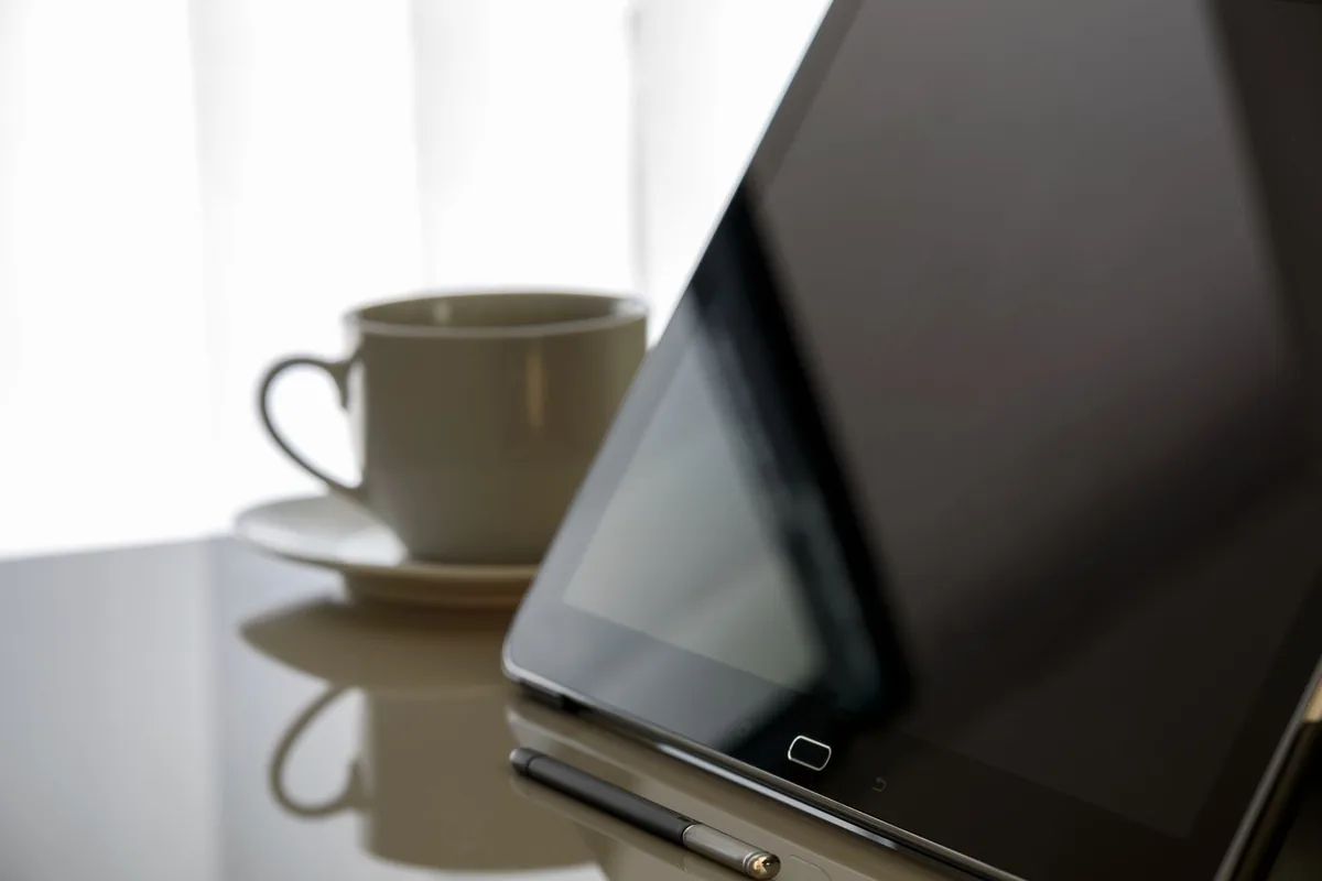 tablet i filiżanka kawy na błyszczącym biurku — Surface RT poza naszym warsztatem — gdzie szukać pomocy