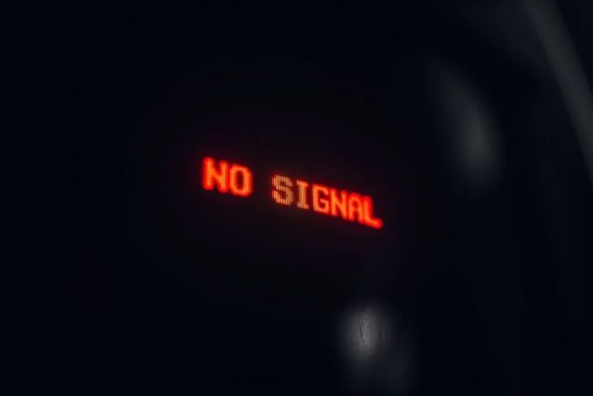 Napis NO SIGNAL na ciemnym ekranie monitora