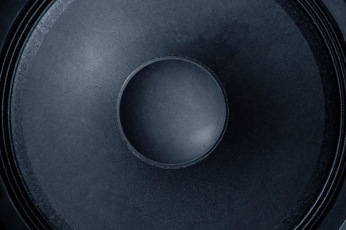 okrągła membrana głośnika z refleksami światła — Tannoy Mercury 7.1 poza naszym warsztatem — gdzie szukać pomocy