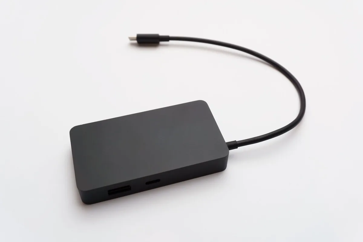 przenośny dysk zewnętrzny z podłączonym kablem USB — Targus DOCK430 poza naszym warsztatem — gdzie szukać pomocy