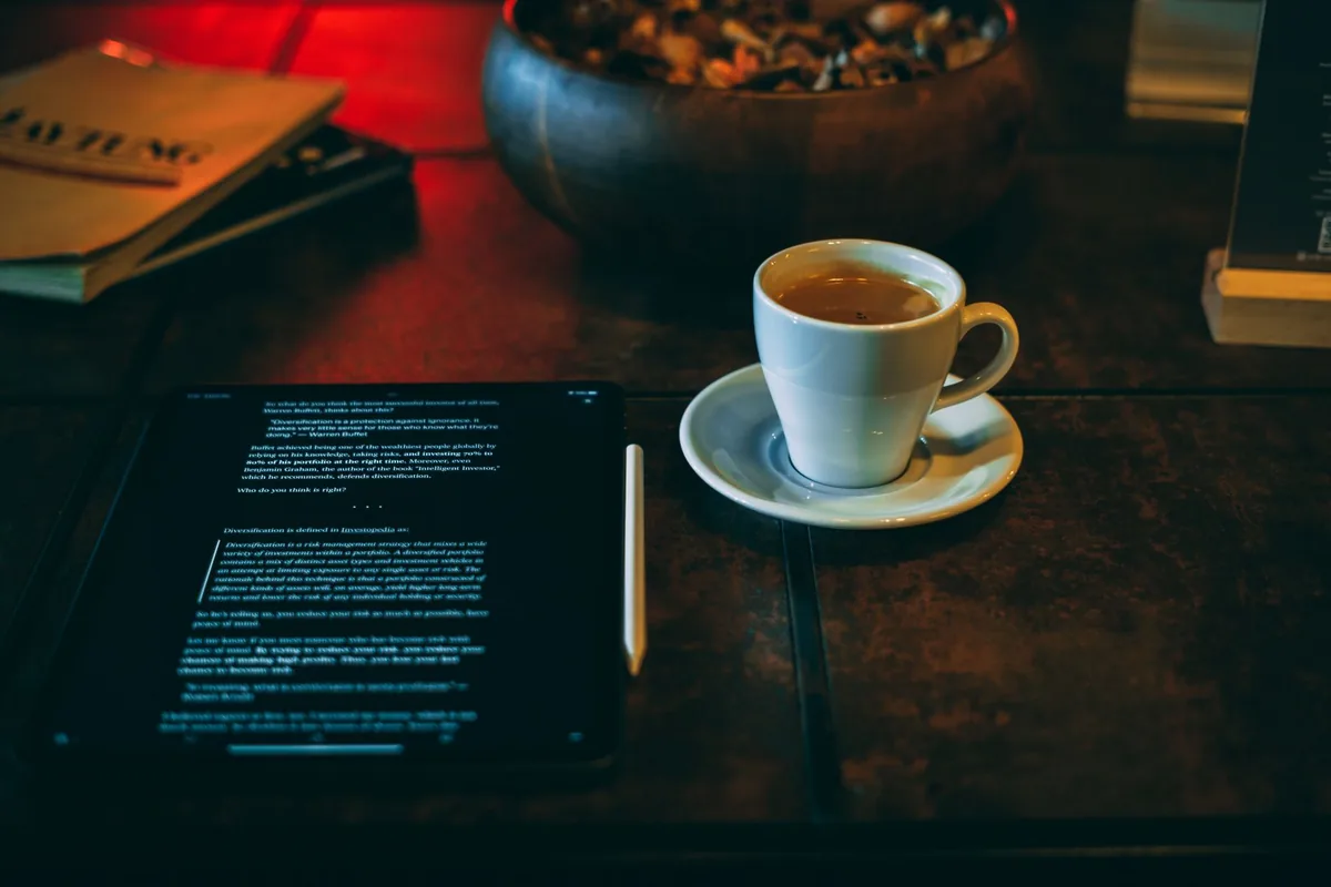 tablet z kubkiem kawy na biurku — TCL Tab 10 — czego przy tym sprzęcie nie zrobimy