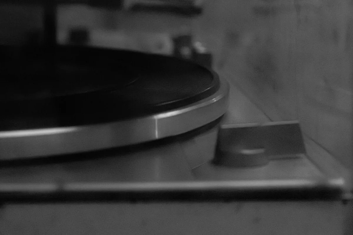 zbliżenie na klasyczny gramofon w odcieniach szarości — Technics SL-100C poza naszym warsztatem — gdzie szukać pomocy