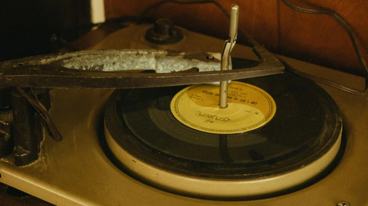 zabytkowy gramofon z płytą winylową w stylowym wnętrzu — Technics SL-1200MK7 w zgłoszeniu — jak odpowiadamy i co radzimy