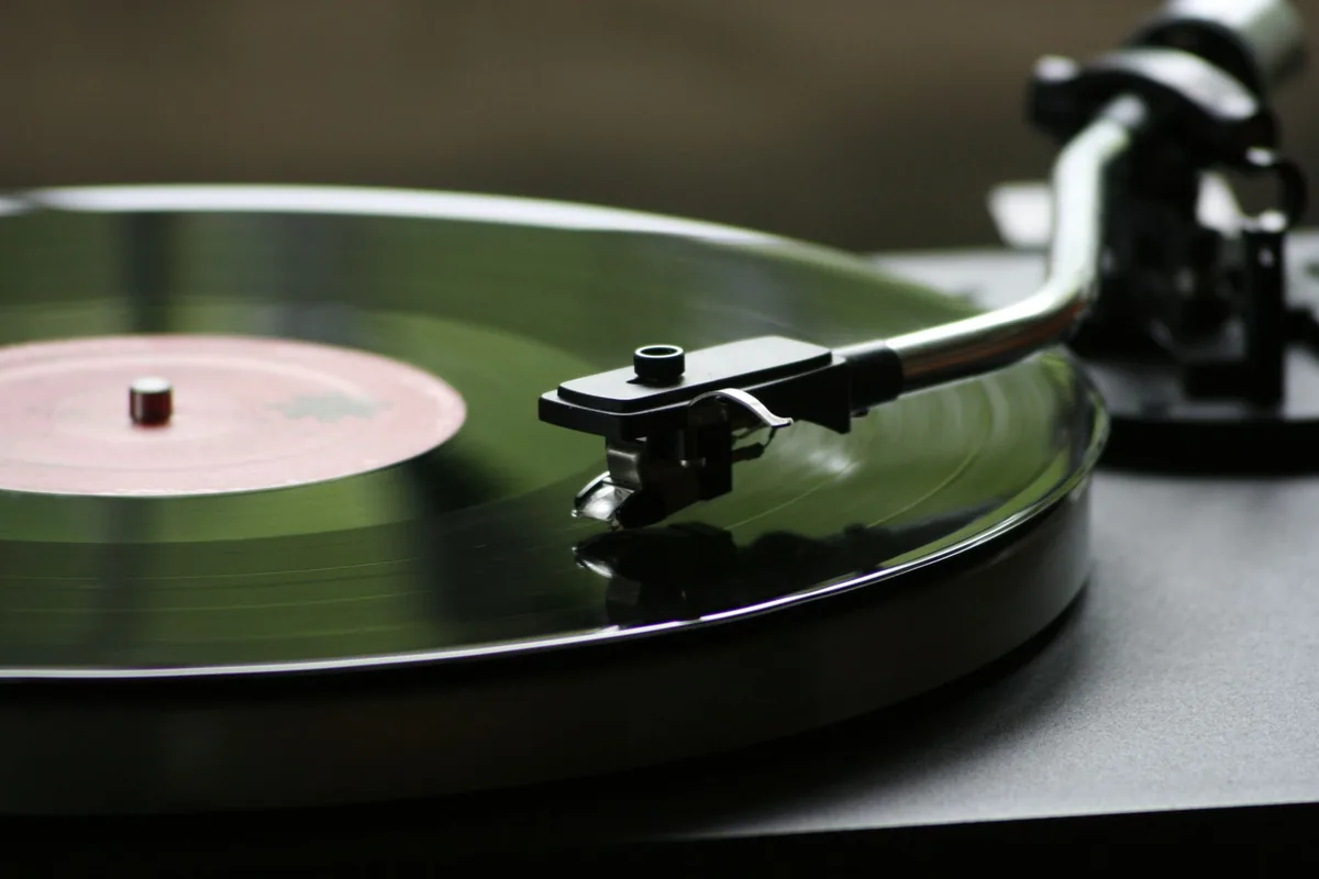 zbliżenie na obracającą się płytę na zabytkowym gramofonie — Technics SL-1210GR w zgłoszeniu — jak odpowiadamy i co radzimy