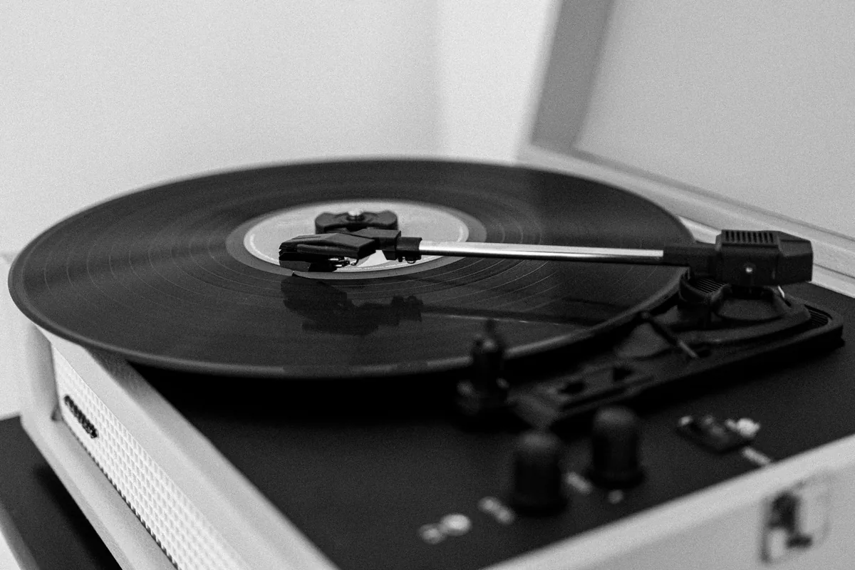 monochromatyczne ujęcie gramofonu z obracającą się płytą winylową — Technics SL-1210MK2 poza naszym warsztatem — gdzie szukać pomocy