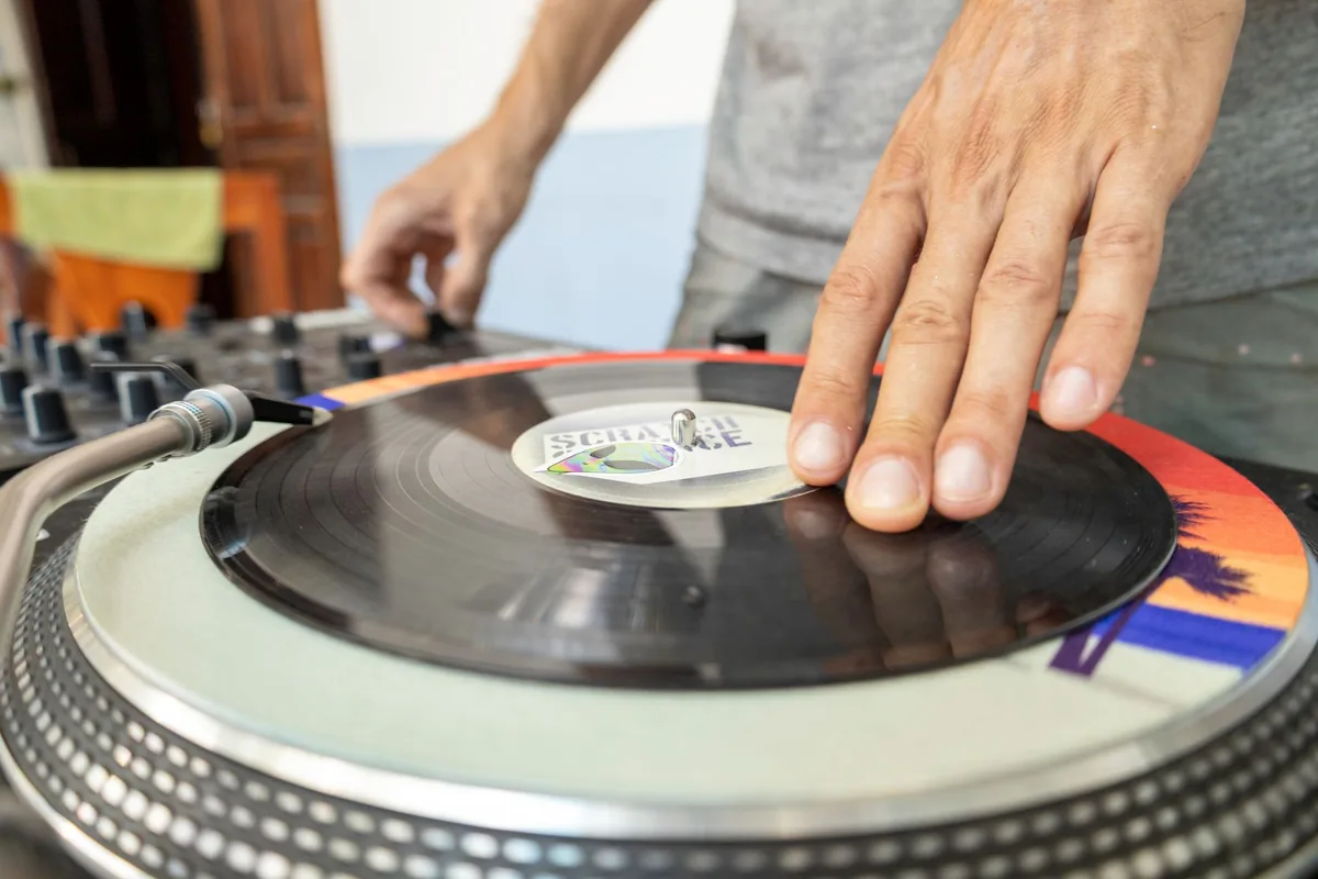 gramofon z płytą winylową w pomieszczeniu — Technics SL-1500C — czego przy tym sprzęcie nie zrobimy