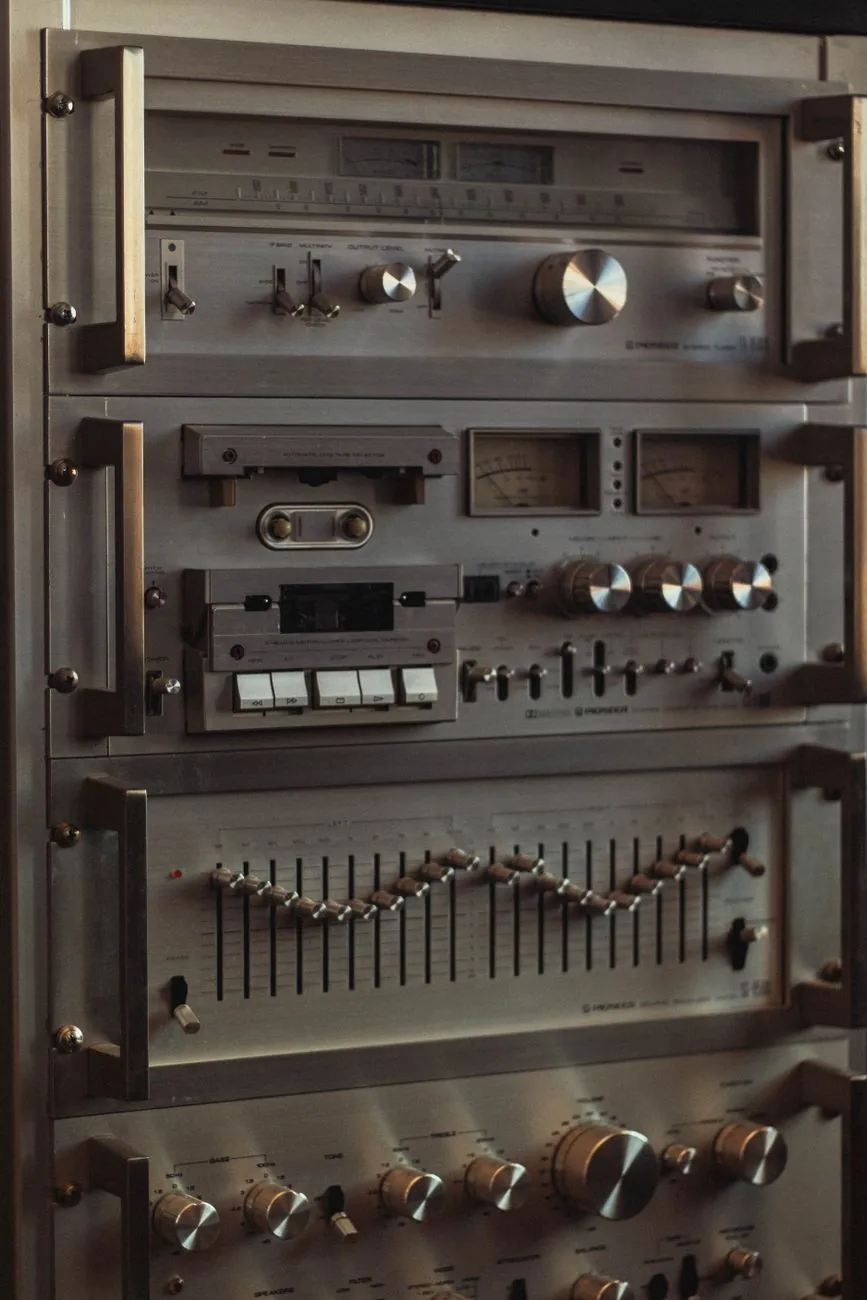 wzmacniacz stereo z magnetofonem kasetowym w stylu retro — Technics SU-G700M2 a zakres naszego serwisu — czym zajmujemy się zamiast