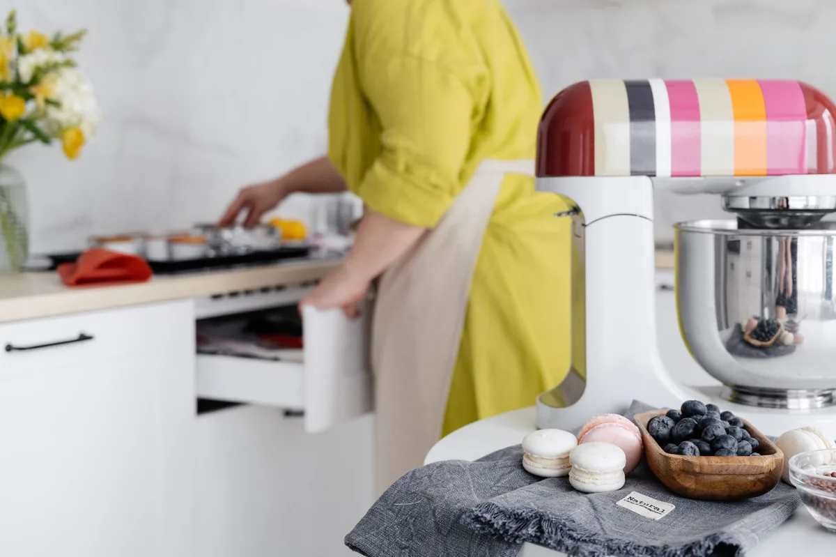 kolorowy mikser kuchenny i makaroniki na blacie — Tefal Companion w zgłoszeniu — jak odpowiadamy i co radzimy