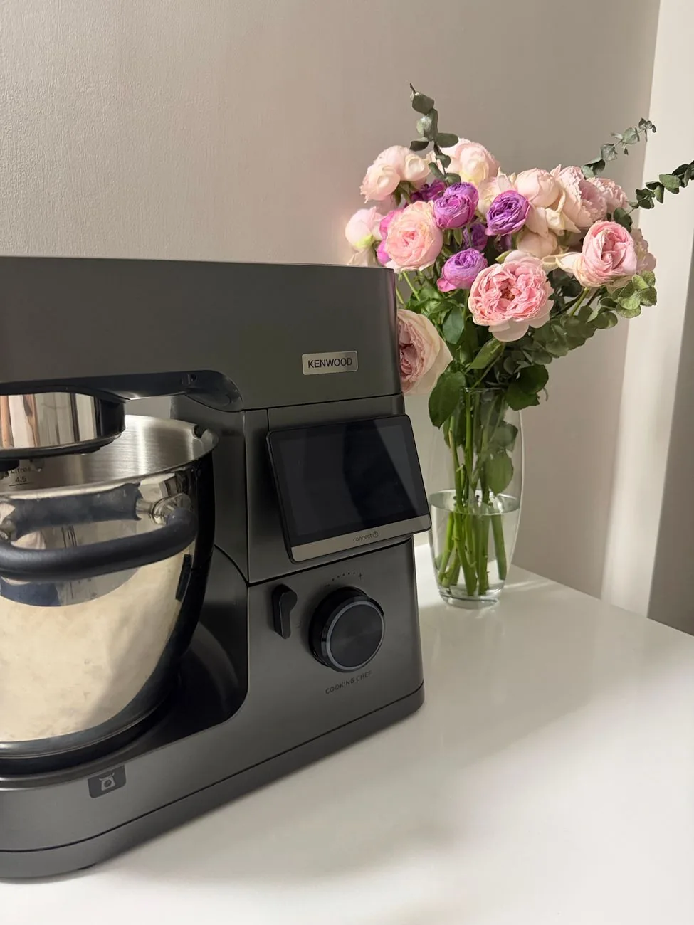 nowoczesny mikser kuchenny obok wazonu z różami — Tefal Cook4me poza naszym warsztatem — gdzie szukać pomocy