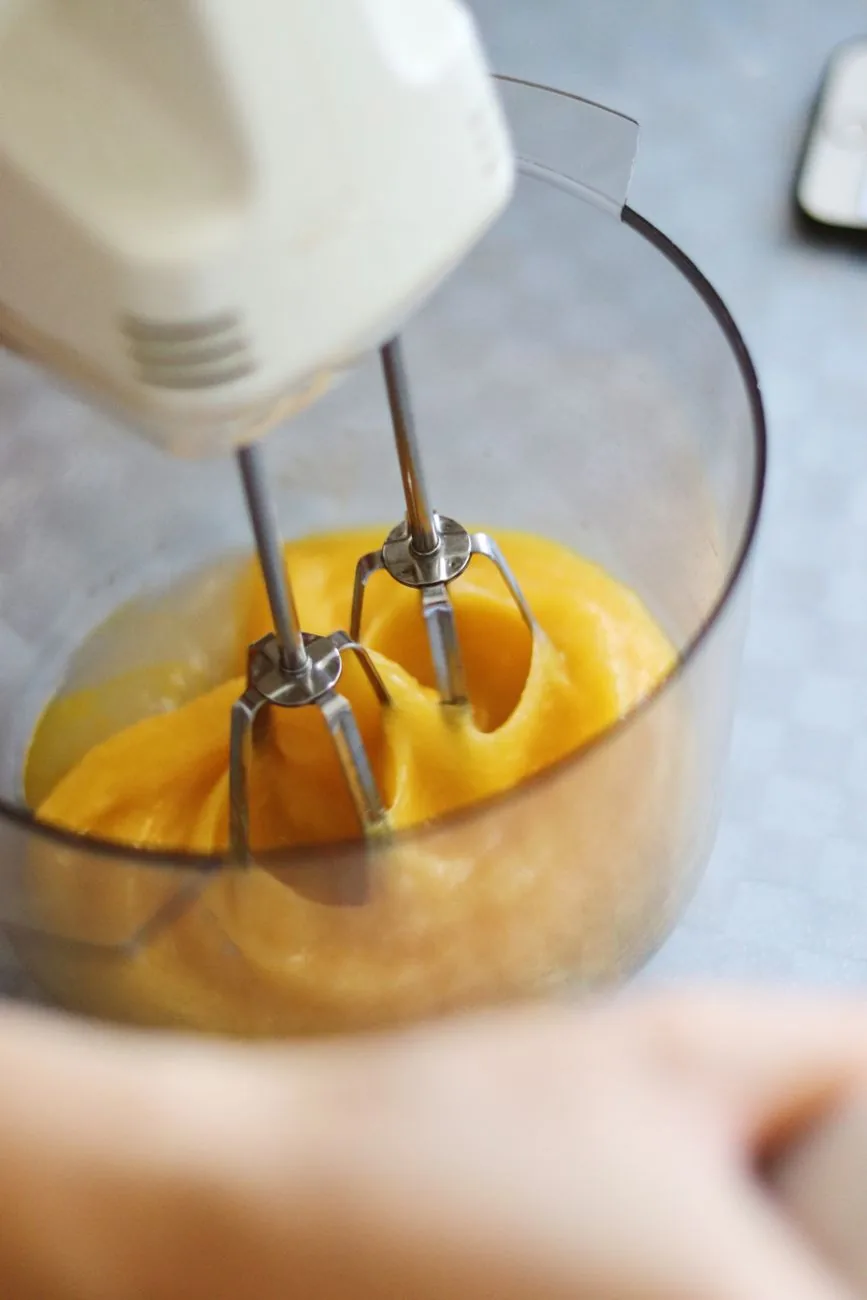 dłonie miksujące jajka mikserem elektrycznym w misce — Tefal Masterchef Gourmet w zgłoszeniu — jak odpowiadamy i co radzimy