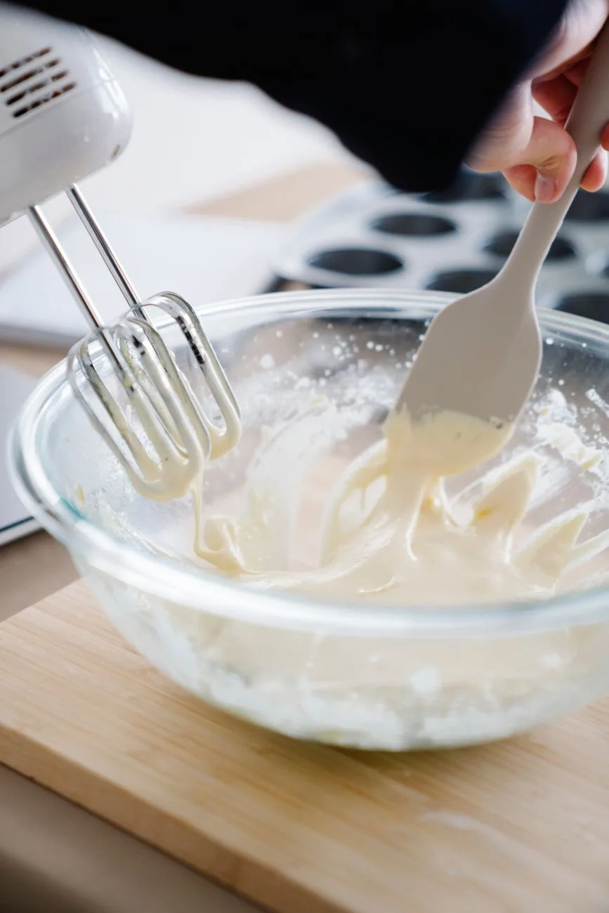 mieszanie ciasta mikserem ręcznym w szklanej misce — Tefal Masterchef Grande — czego przy tym sprzęcie nie zrobimy