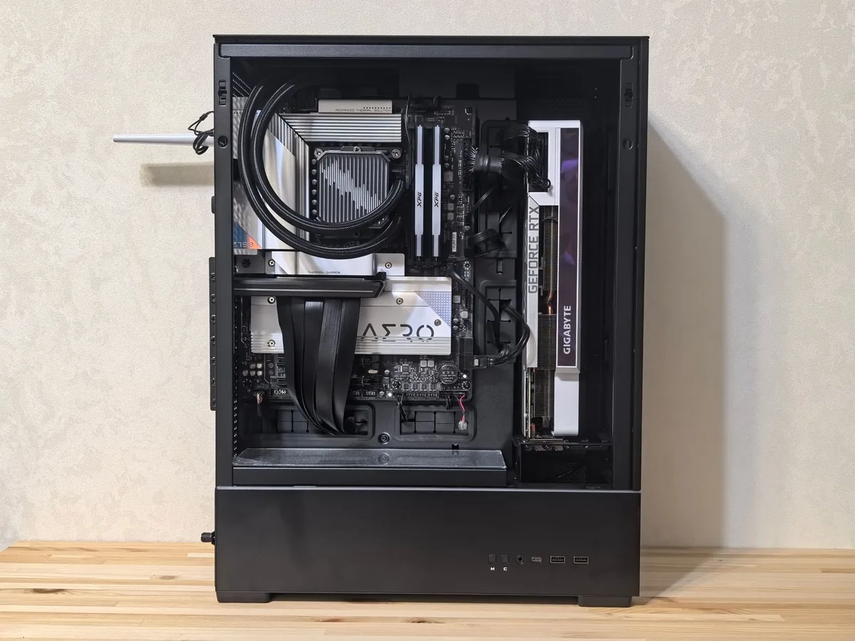 karta graficzna i układ chłodzenia w obudowie komputera — Thermaltake TH360 ARGB — czego przy tym sprzęcie nie zrobimy