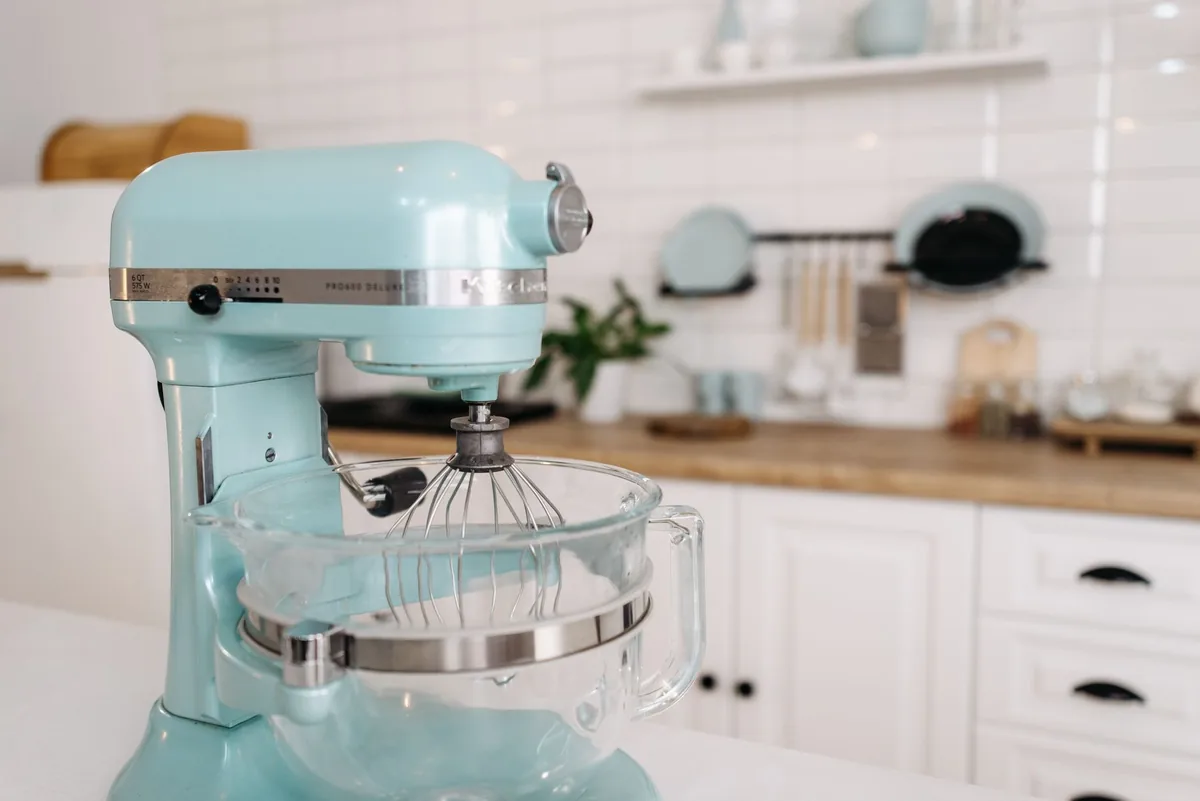 niebieski mikser stojący w nowoczesnej kuchni — Thermomix TM5 a zakres naszego serwisu — czym zajmujemy się zamiast