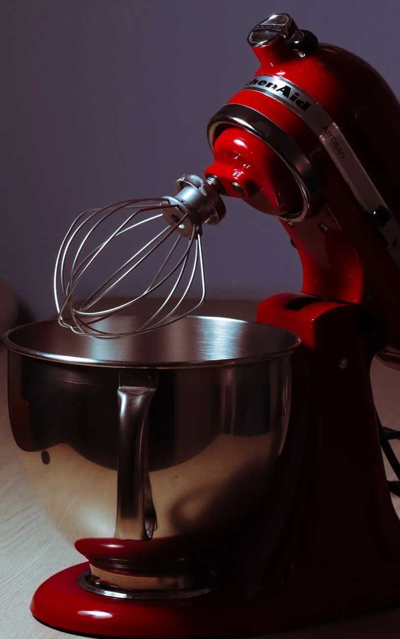 czerwony mikser stojący ze stalową misą — Thermomix TM7 — czego przy tym sprzęcie nie zrobimy