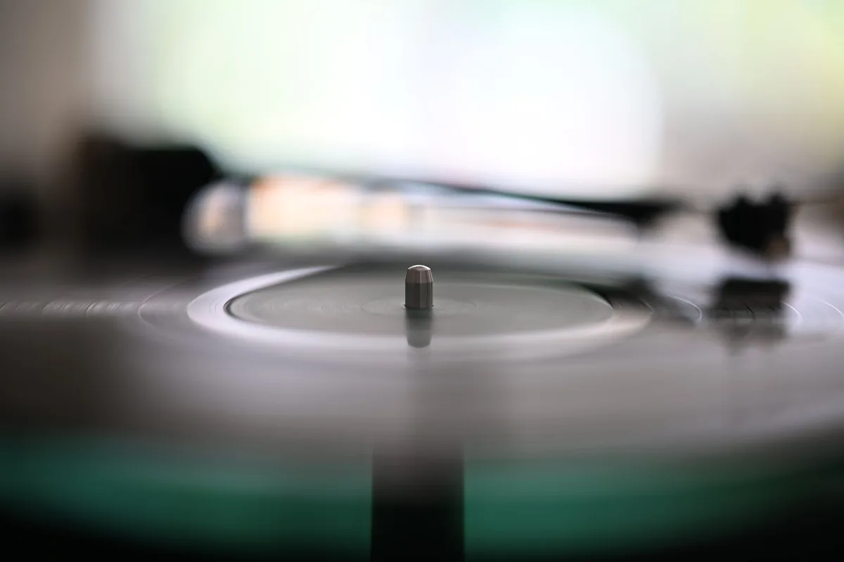 obracająca się płyta winylowa z igłą na gramofonie — Thorens TD 102 A — czego przy tym sprzęcie nie zrobimy