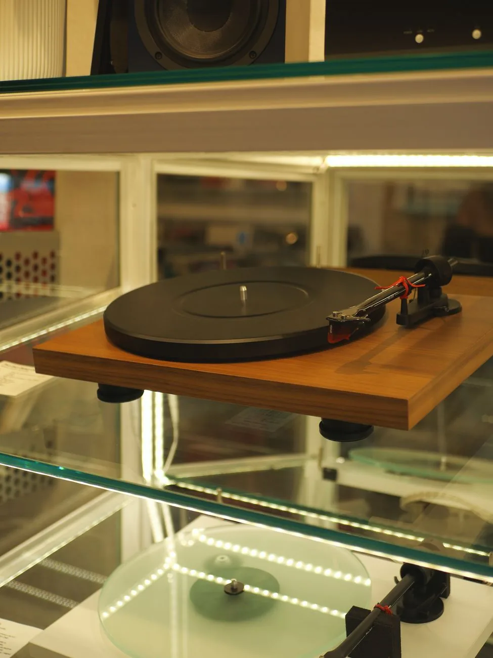 nowoczesny gramofon na szklanej półce w sklepie — Thorens TD 190-2 w zgłoszeniu — jak odpowiadamy i co radzimy