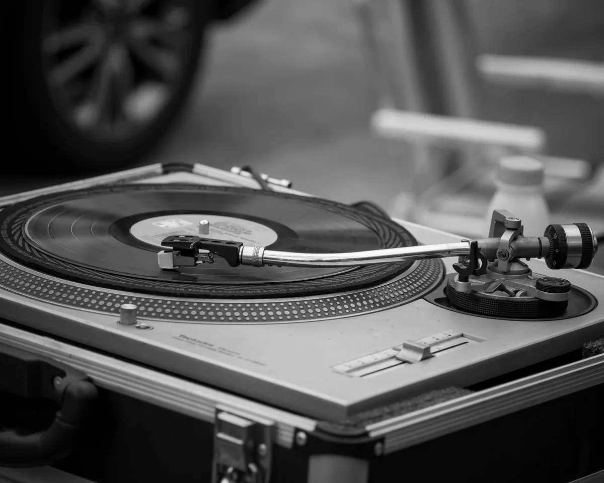 gramofon odtwarzający płytę winylową w czerni i bieli — Thorens TD 202 a zakres naszego serwisu — czym zajmujemy się zamiast