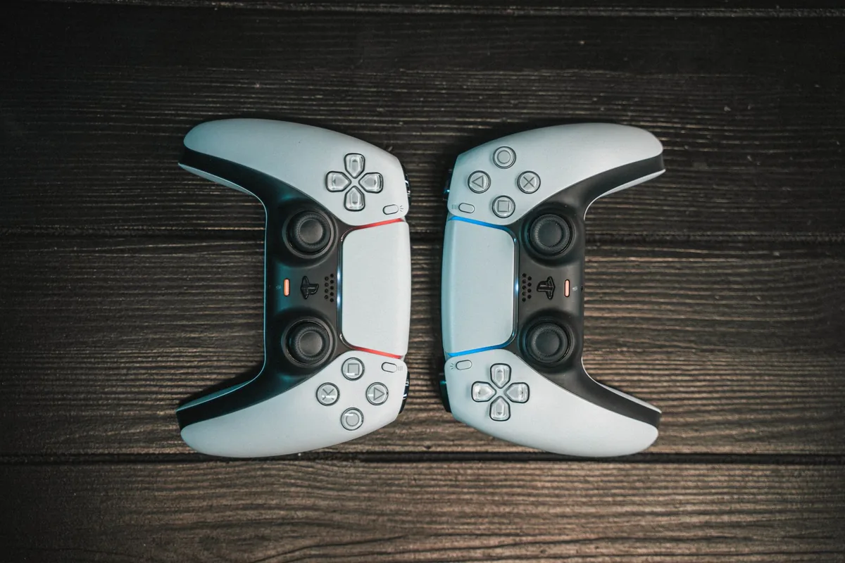 dwa kontrolery do gier na ciemnym drewnianym stole — Thrustmaster eSwap X Pro — czego przy tym sprzęcie nie zrobimy