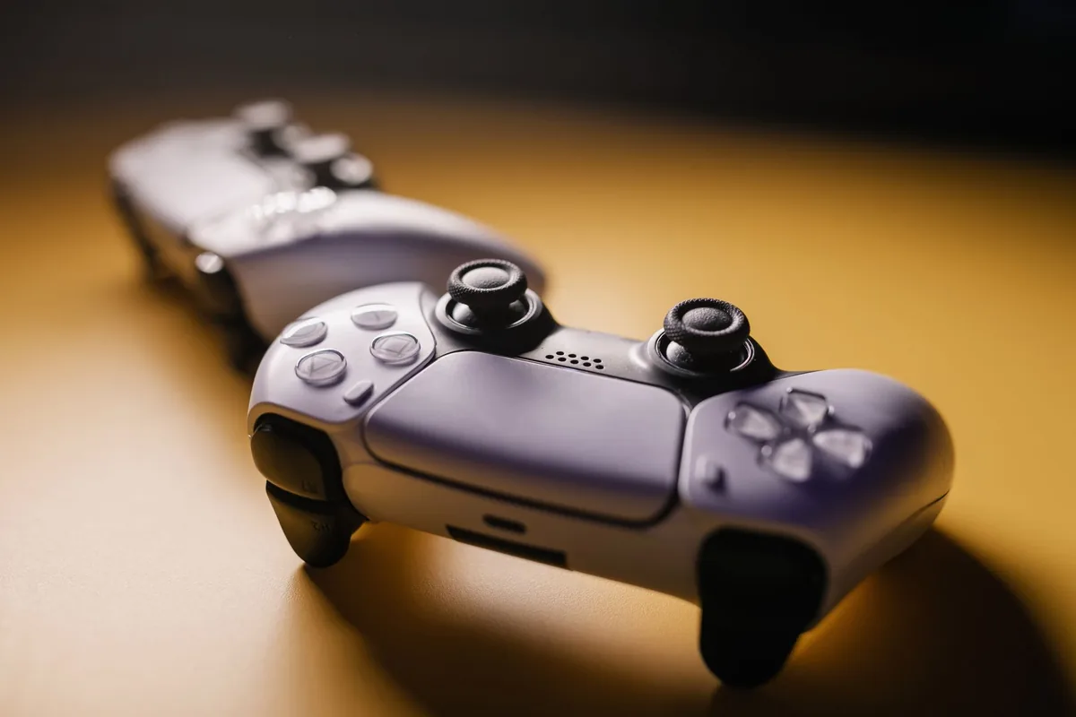 dwa białe kontrolery do gier na złotej powierzchni — Thrustmaster T.Flight — czego przy tym sprzęcie nie zrobimy