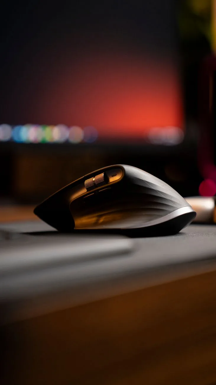 ergonomiczna mysz bezprzewodowa na biurku przed ekranem komputera — Trust Verto Ergonomic poza naszym warsztatem — gdzie szukać pomocy