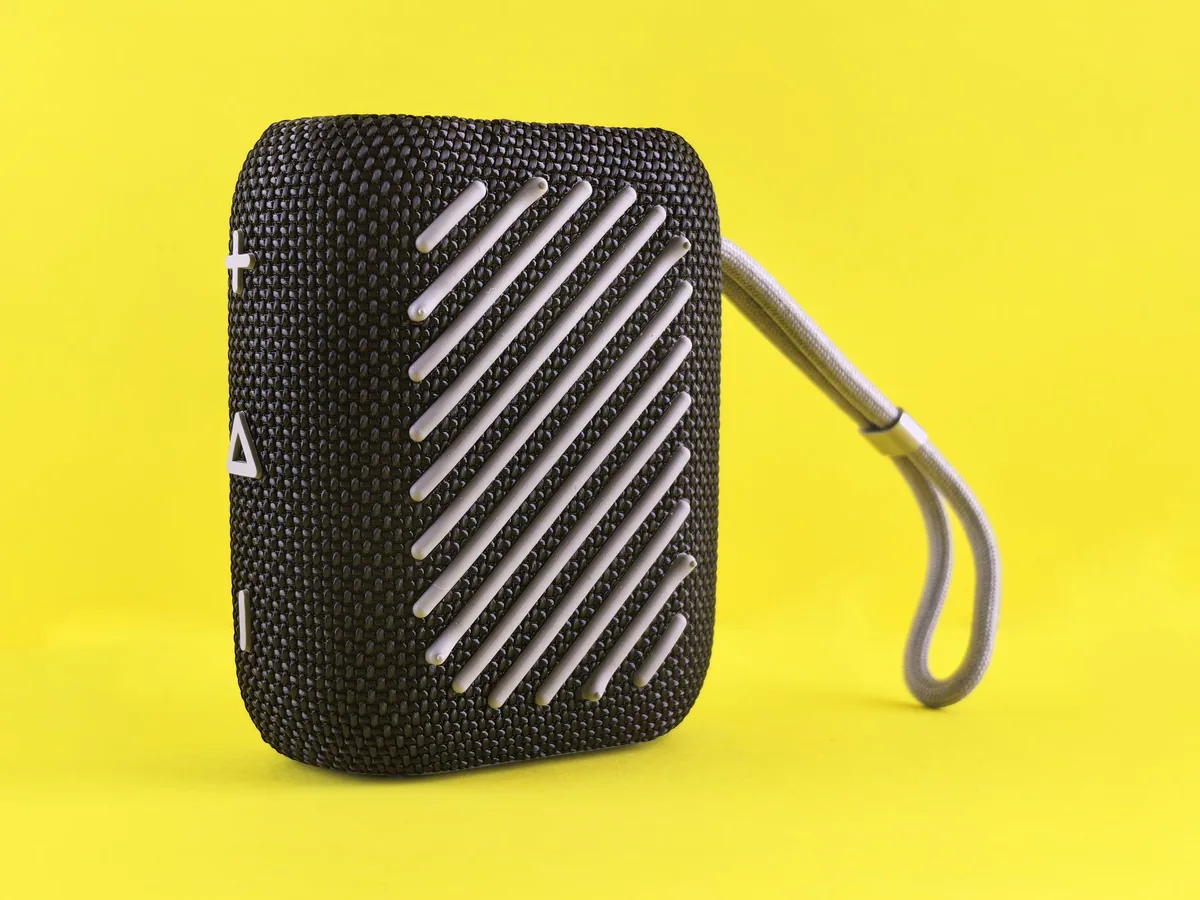 czarny głośnik bezprzewodowy z paskiem na żółtym tle — Ultimate Ears Megaboom 4 — czego przy tym sprzęcie nie zrobimy
