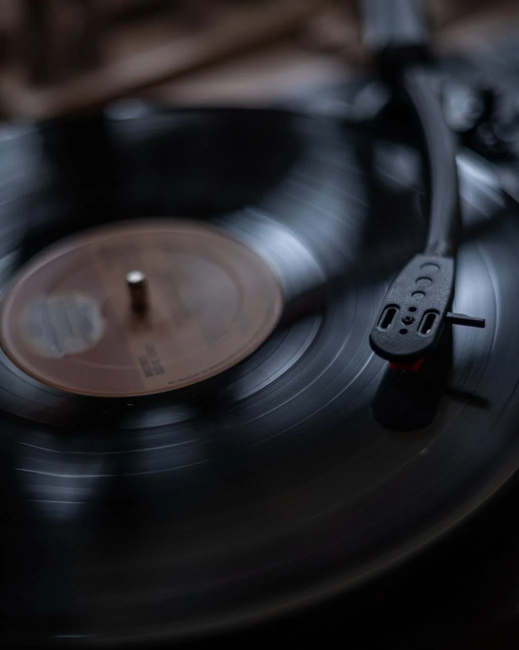 zbliżenie na obracającą się płytę w analogowym gramofonie — Victrola Eastwood poza naszym warsztatem — gdzie szukać pomocy