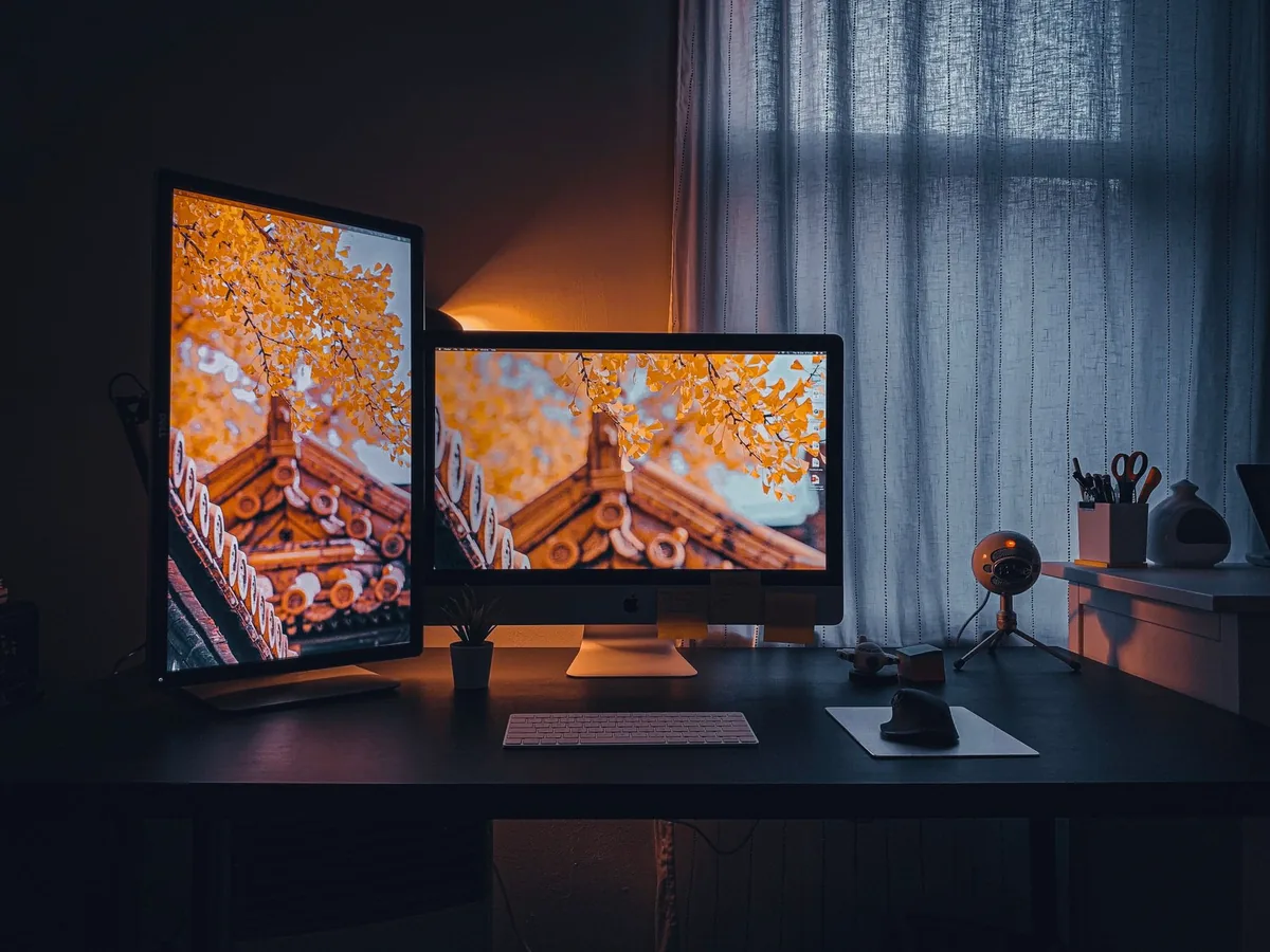 dwa monitory z jesiennym tłem w przytulnym gabinecie — ViewSonic VA2719-sh a zakres naszego serwisu — czym zajmujemy się zamiast