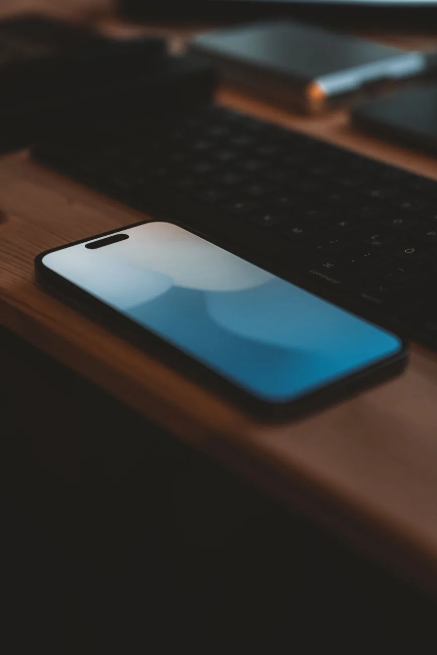 telefon komórkowy obok klawiatury na drewnianym biurku — vivo Y21s — czego przy tym sprzęcie nie zrobimy