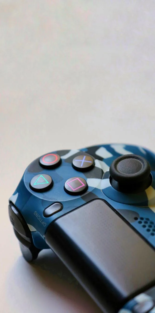 niebieski kontroler do gier w kamuflażu — Wii Remote poza naszym warsztatem — gdzie szukać pomocy