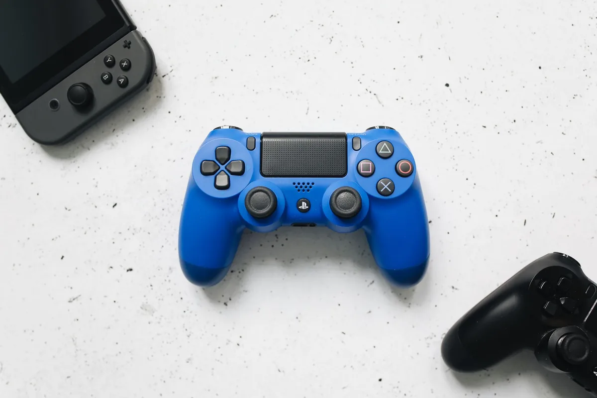 kolorowe kontrolery do gier ułożone na białej powierzchni — Wii U Pro Controller a zakres naszego serwisu — czym zajmujemy się zamiast