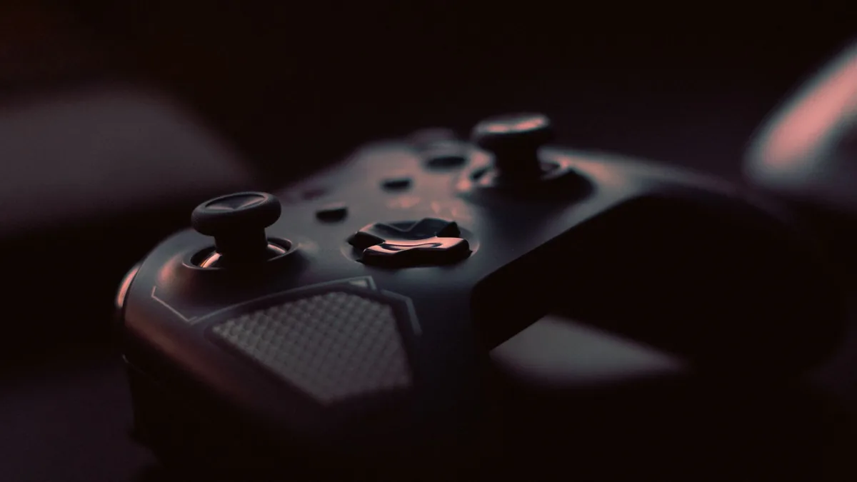 kontroler do gier w przyciemnionym oświetleniu — Xbox 360 Controller — czego przy tym sprzęcie nie zrobimy