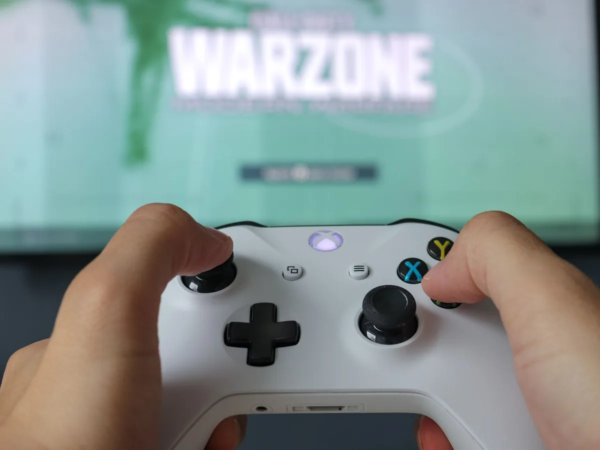 dłonie trzymające kontroler Xbox na tle ekranu z grą — Xbox 360 Kinect — czego przy tym sprzęcie nie zrobimy