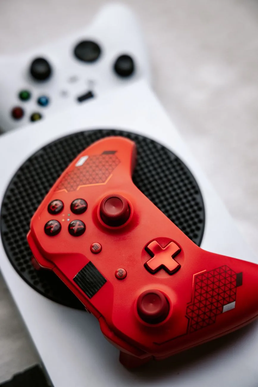 czerwony kontroler bezprzewodowy Xbox na białej konsoli — Xbox Cloud Console — czego przy tym sprzęcie nie zrobimy